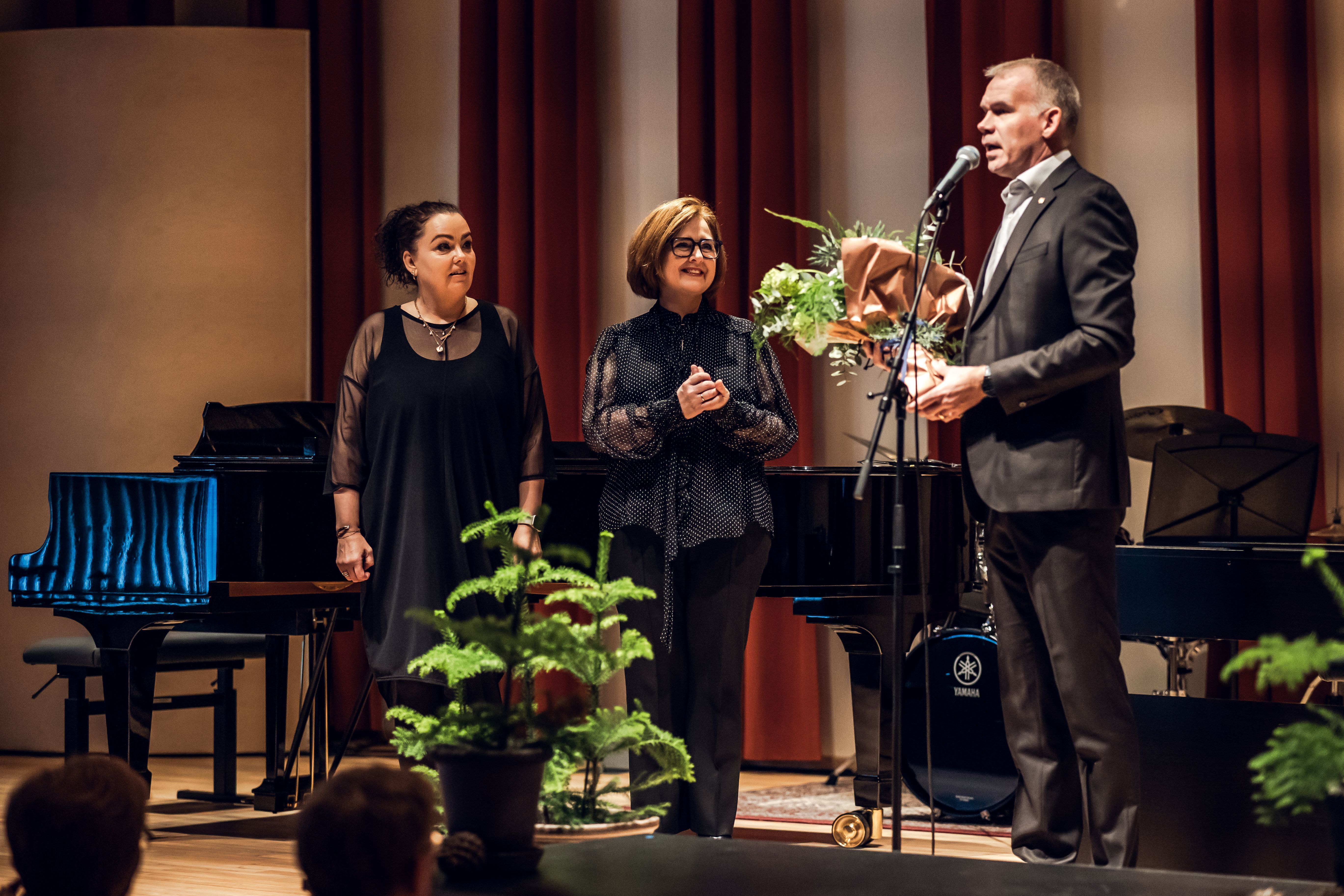 Skolastjori-og-adstodarskolastjori-taka-vid-blomum-og-lykli-af-nyjum-flygli